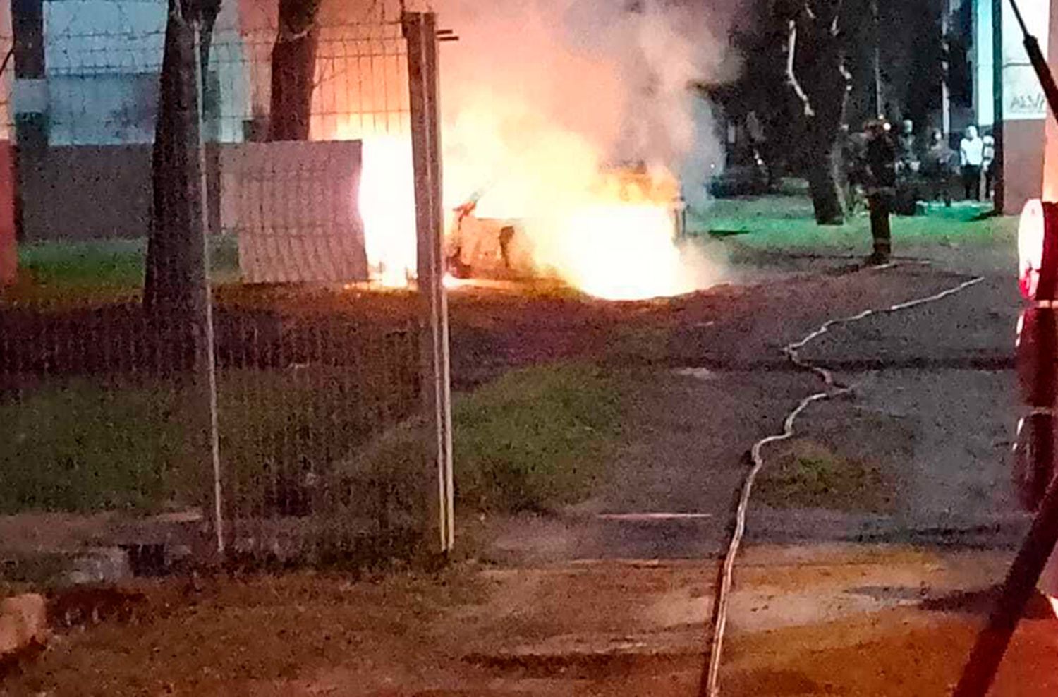 Ardió una camioneta que estaba estacionada en un complejo habitacional