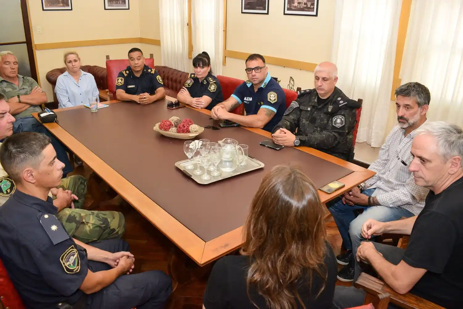 Reunión del intendente con jefes policiales para coordinar acciones de seguridad en el distrito