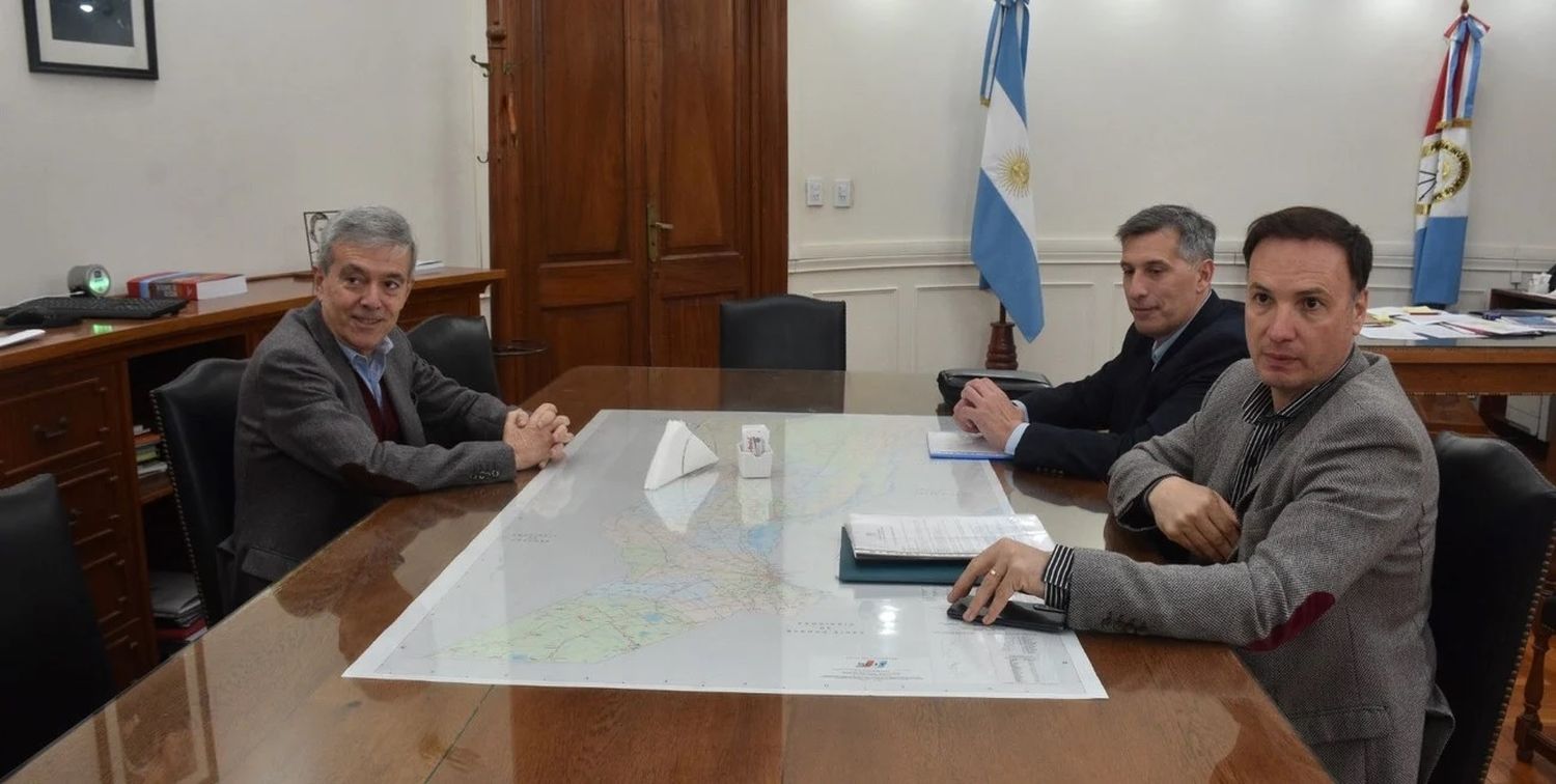 Agosto y Olivares, el actual y el próximo ministro de Economía, -en la imagen junto a Lisandro Enrico- en una de las reuniones durante la transición. Crédito: Flavio Raina