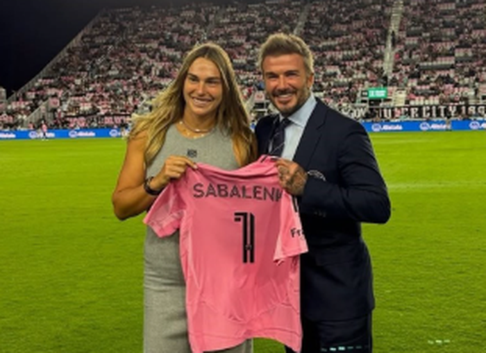 La número uno del tenis mundial disfrutó del partido entre Inter Miami y Toronto desde el campo de juego