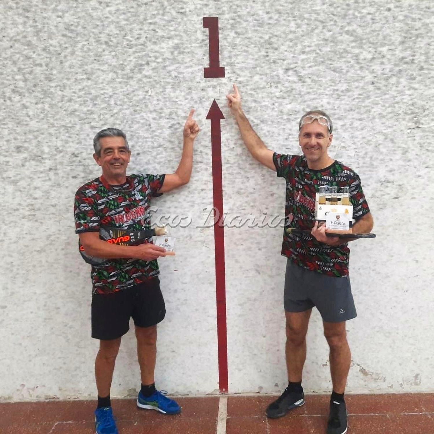 Con el trofeo de primer puesto. Juan Bautista Iriberri y Andrés Touceda