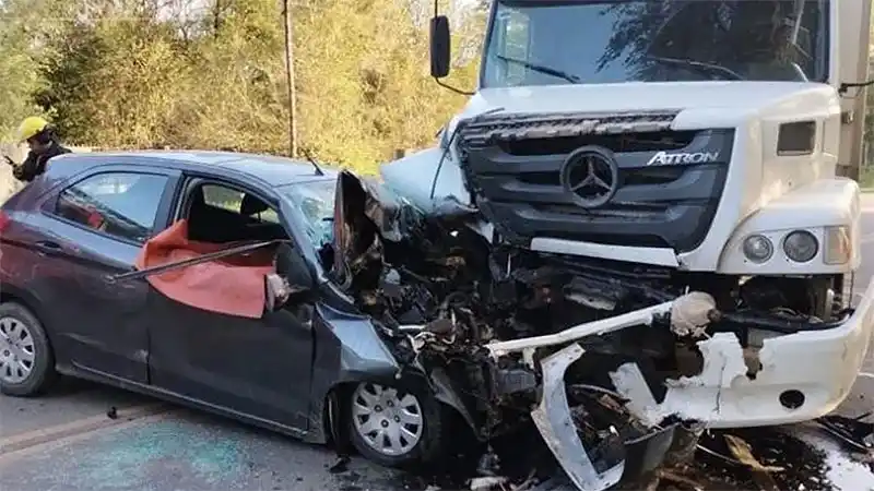 Un médico y un enfermero murieron en un choque frontal entre un auto y un camión