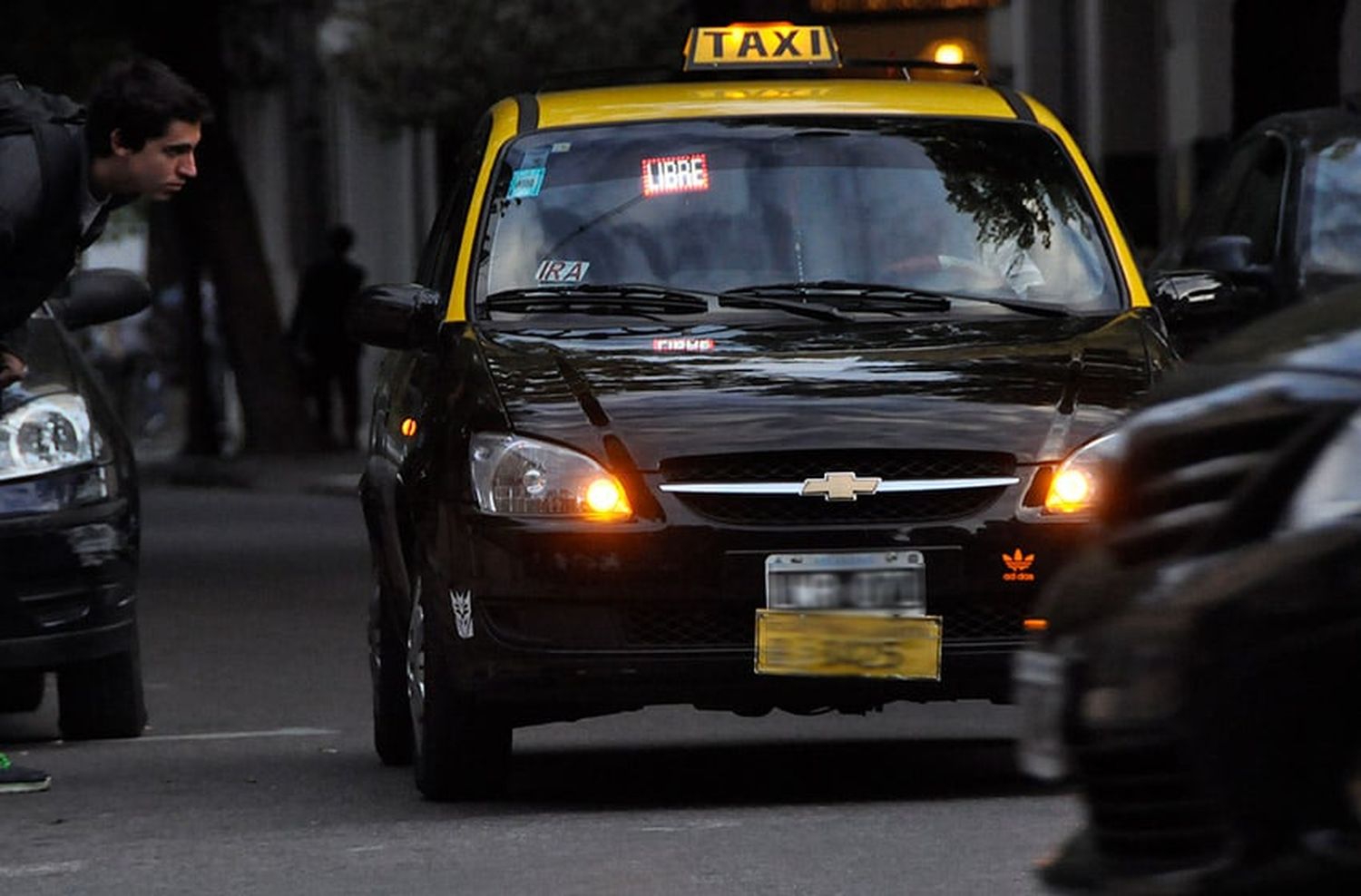 Apremiante situación de taxistas rosarinos: denuncian irresponsabilidad por parte de titulares en medio de la pandemia