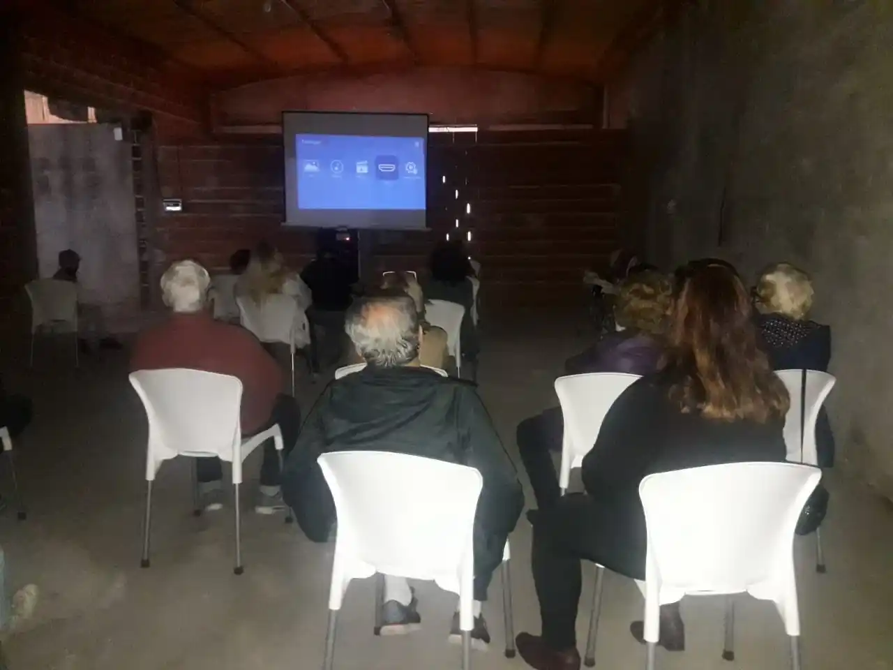 El Conjunto Carnavalesco "Los Abuelos Divertidos" recibió equipamiento audiovisual