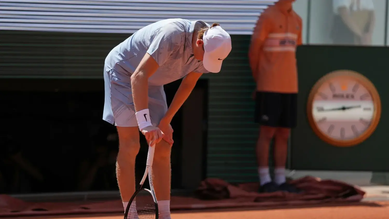 El italiano Jannik Sinner, exhausto por las altas temperaturas en Francia