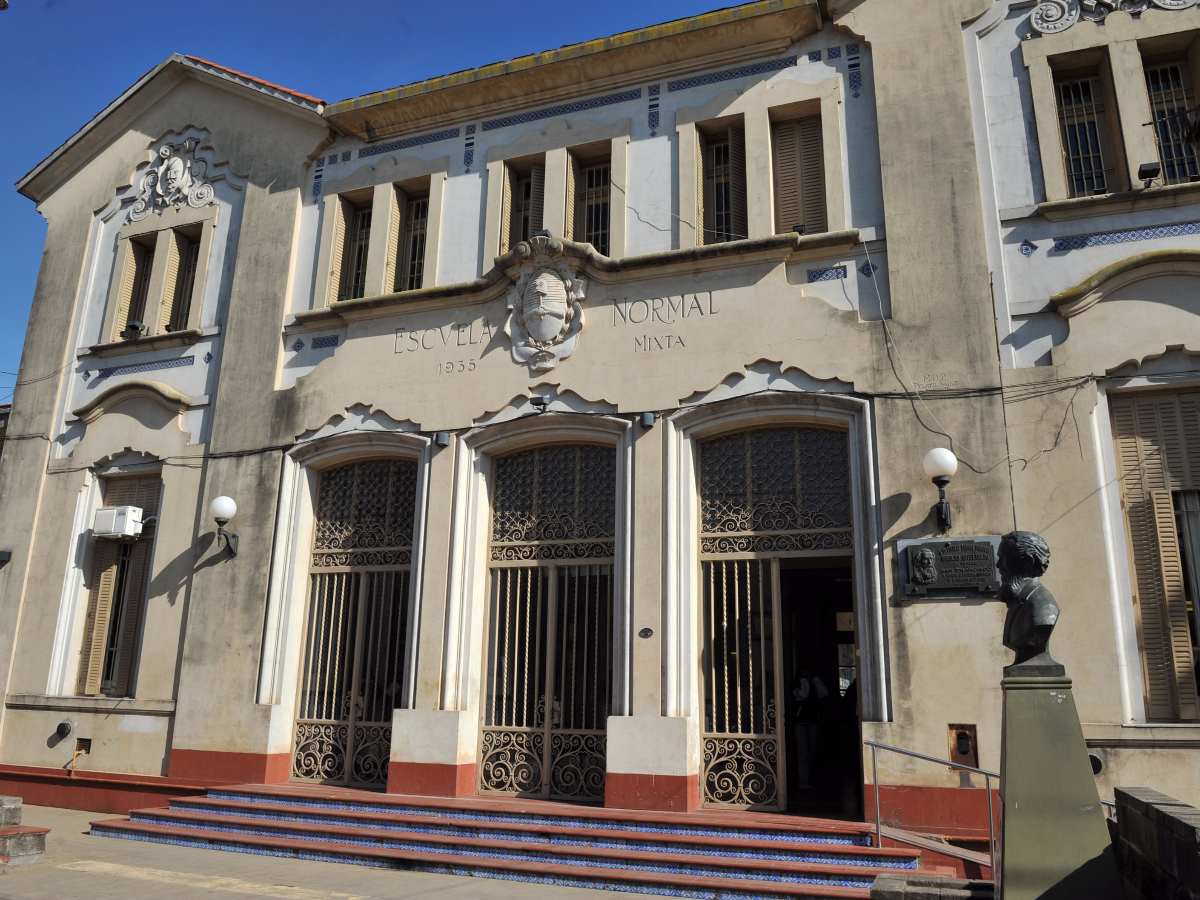 Refuerzan seguridad fuera de colegio ante presunto depravado 
