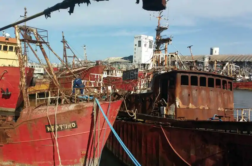 Avanza la remoción de buques abandonados en el Puerto local