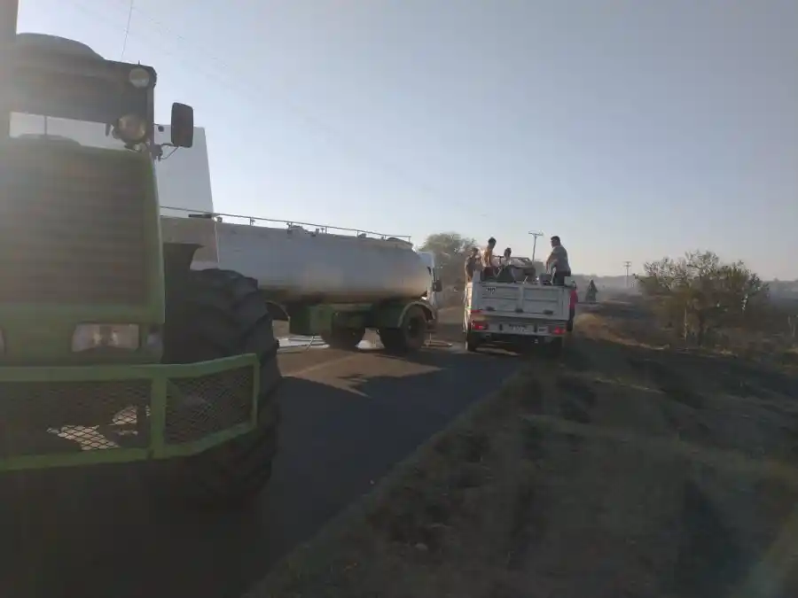 El balneario Ñandubaysal envió una cisterna con 18.000 litros de agua para ayudar a los bomberos.