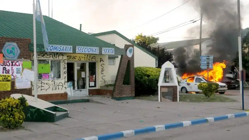 Quemaron patrulleros y lanzaron piedras en la comisaría donde está detenida la madre de Lucio en La Pampa