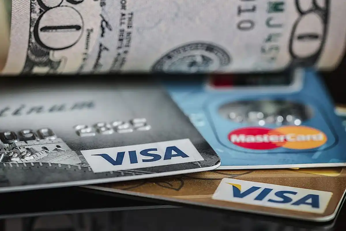 En la rueda de ayer el denominado "Dólar Tarjeta" tenía un valor de $ 744 que luego de la decisión de hoy pasa a valer $ 948,50.