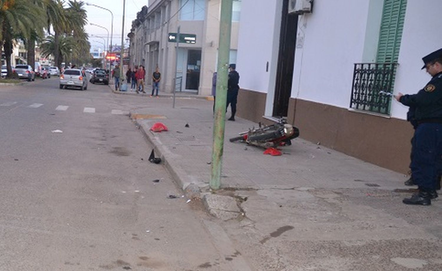 Motociclistas impactaron contra una columna de alumbrado
