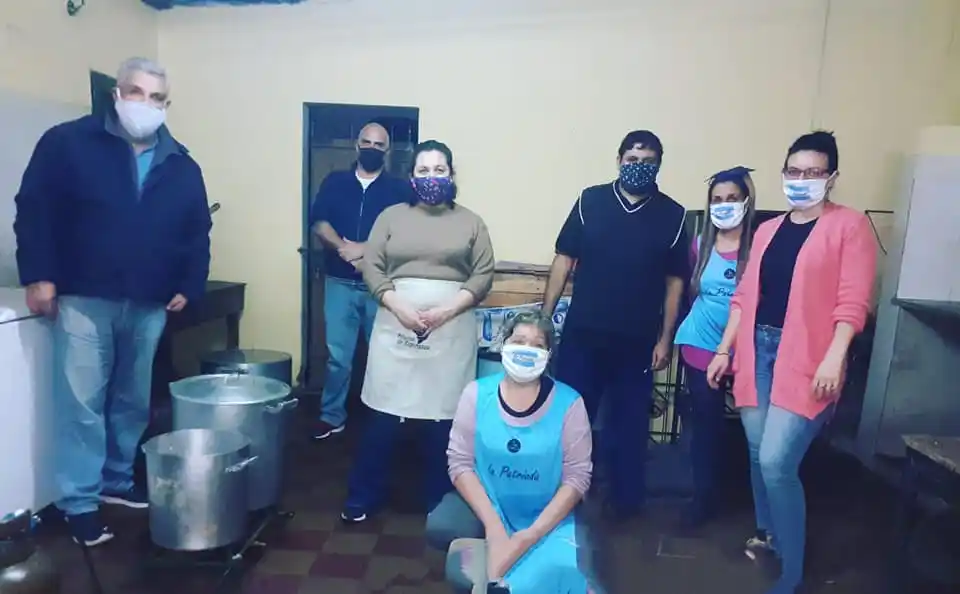 Una organización interbarrial alimenta a más de 400 gualeguaychuenses