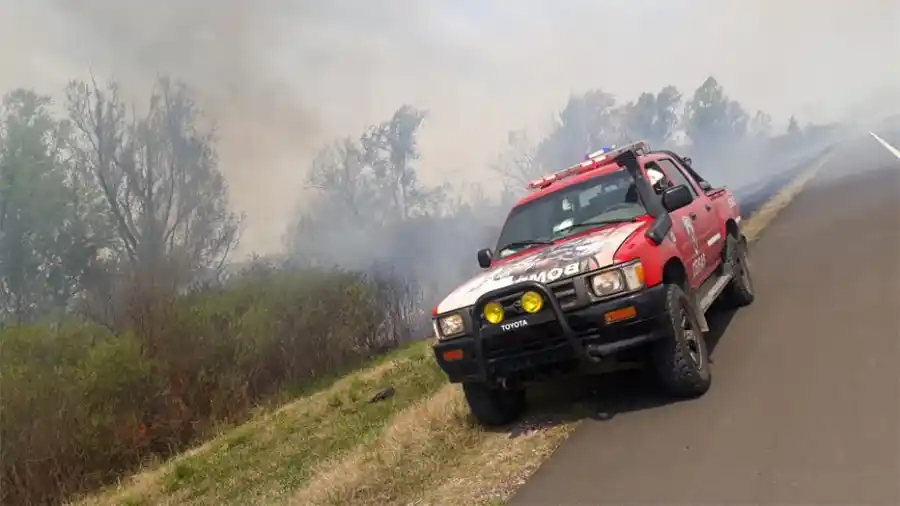 Bomberos de Ceibas: ardua tareas por  incendios en banquinas
