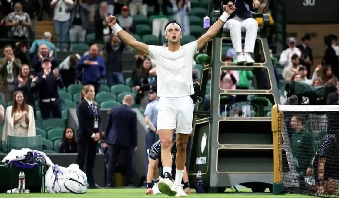En una jornada marcada por la lluvia, Tomás Etcheverry pasó a segunda ronda