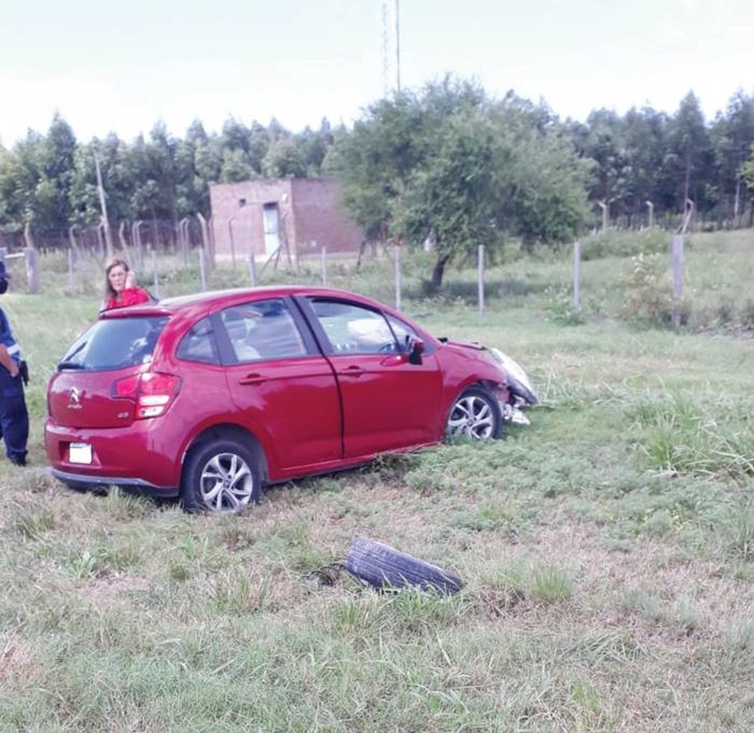 Chocó contra el divisorio de cemento y terminó en la banquina