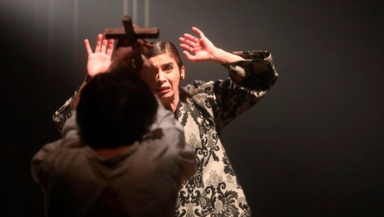 Actores interpretando una obra
