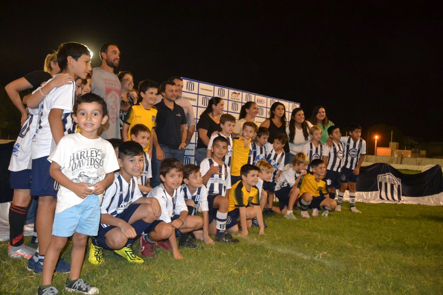 Con mucha alegría los infantiles de Sociedad Sportiva presentaron su nueva indumentaria para la temporada 2023