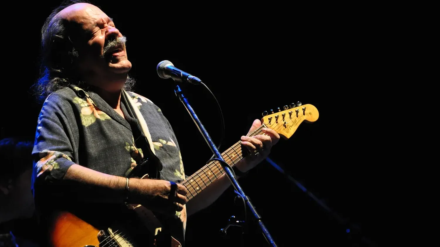 Figura central de la historia del rock argentino, conoció el éxito muy joven con Los Gatos y “La balsa” pero jamás negoció su libertad para andar nuevos caminos.