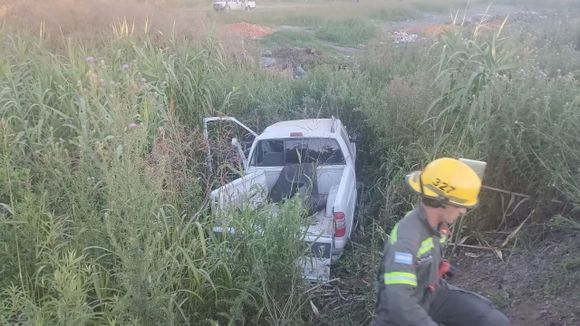 Accidente en paso a nivel de Río Tala: tren arrolló a una camioneta, hay un herido trasladado al Hospital