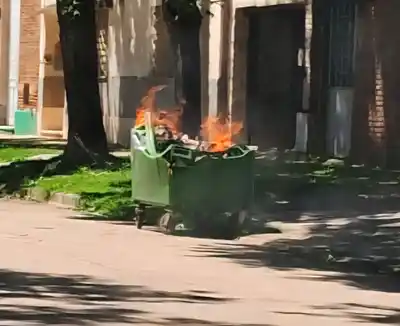 Otro acto de vandalismo en Villa Cañás: incendiaron un contenedor de residuos