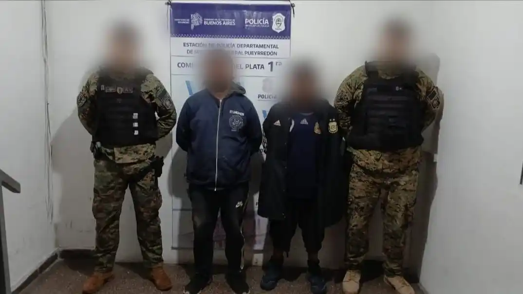 Ambos habían violentado un Chevrolet Astra que se encontraba estacionado en la vía pública.