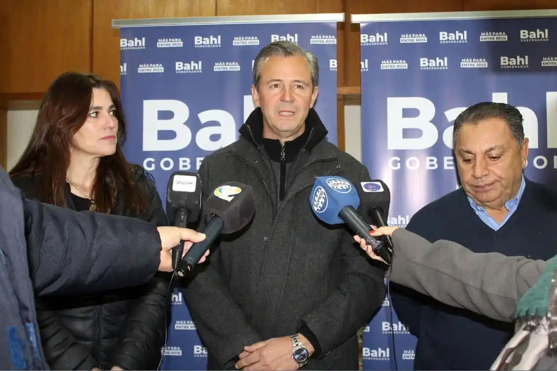 Adán Bahl, junto a Claudia Monjo y Héctor Ahibe.