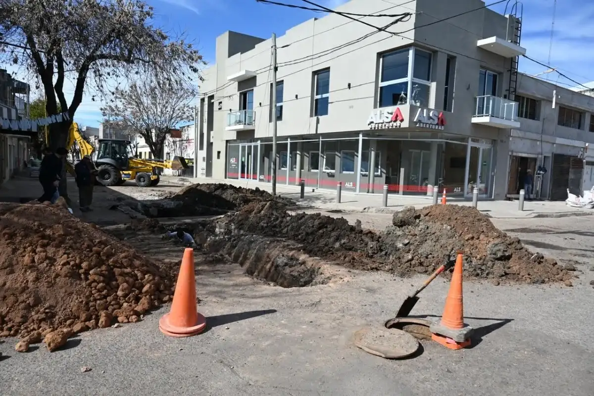 Reemplazan un caño de cloacas que colapsó en Primera Junta y San Juan y generaba malos olores