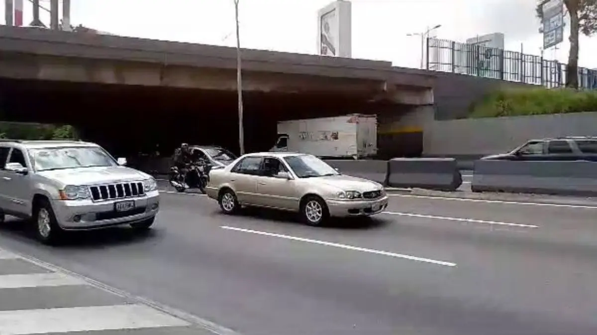 A punto del colapso está el distribuidor El Ciempiés a la altura de Las Mercedes (+Reporte)