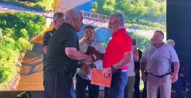 Rubén Berna recibió el máximo galardón de manos del intendente Salazar. Foto Municipalidad de San Pedro