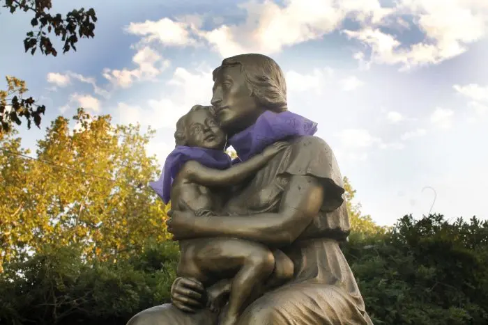 Continúan pañuelos color violeta en el monumento a la Madre