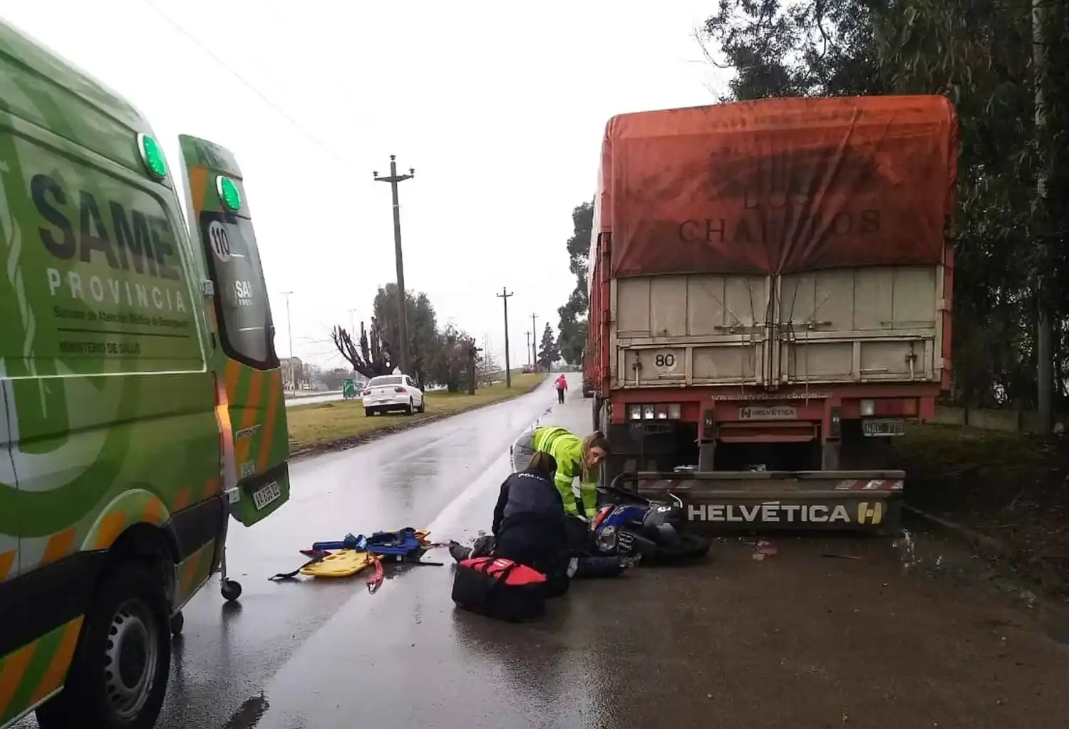 Otra vez un motociclista herido tras chocar con un acoplado mal estacionado