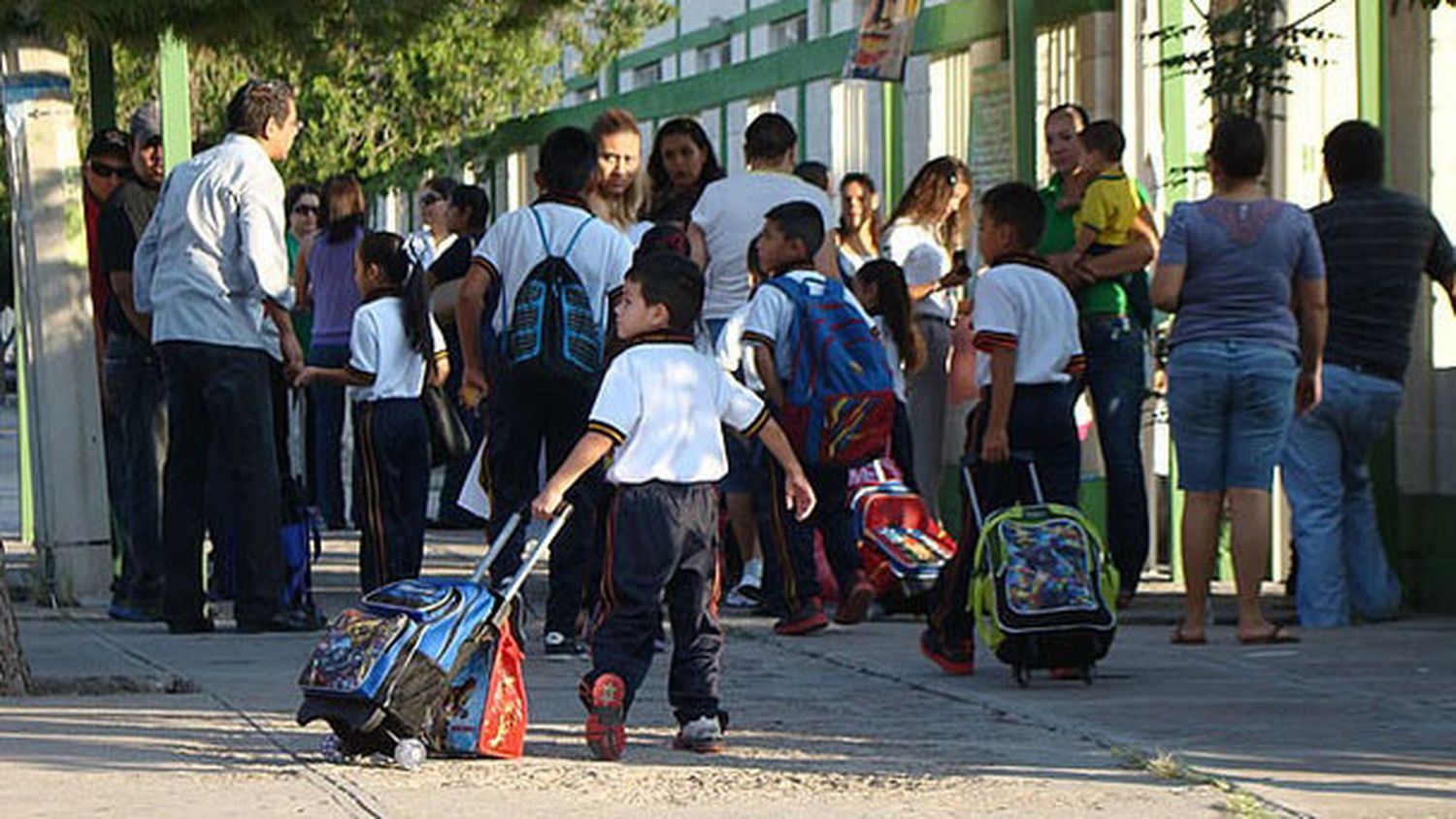 Lincoln: Podrán limitar la circulación vehicular hasta 30 minutos en horario de egreso escolar