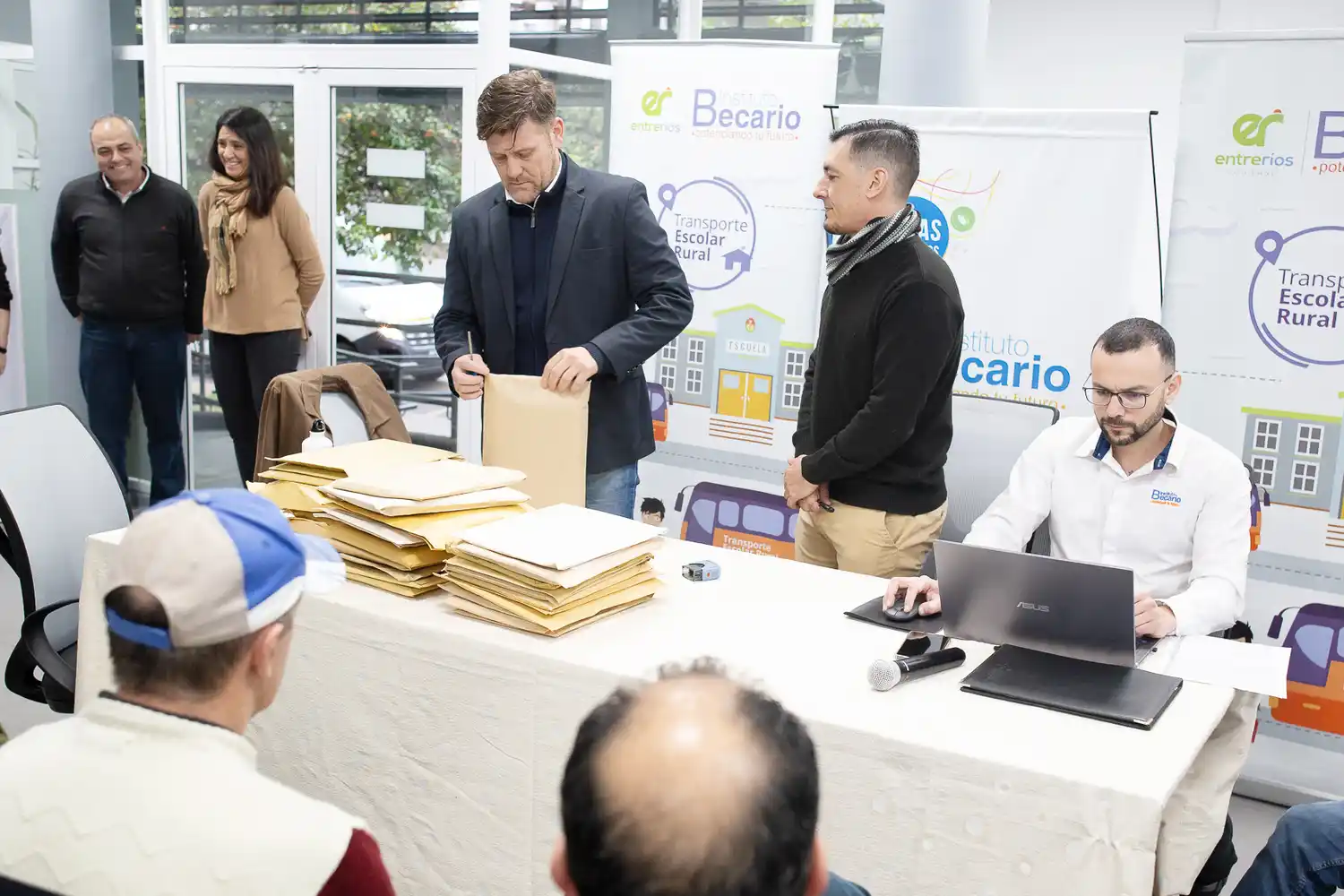 El Becario inició el proceso licitatorio del servicio  de transporte escolar 