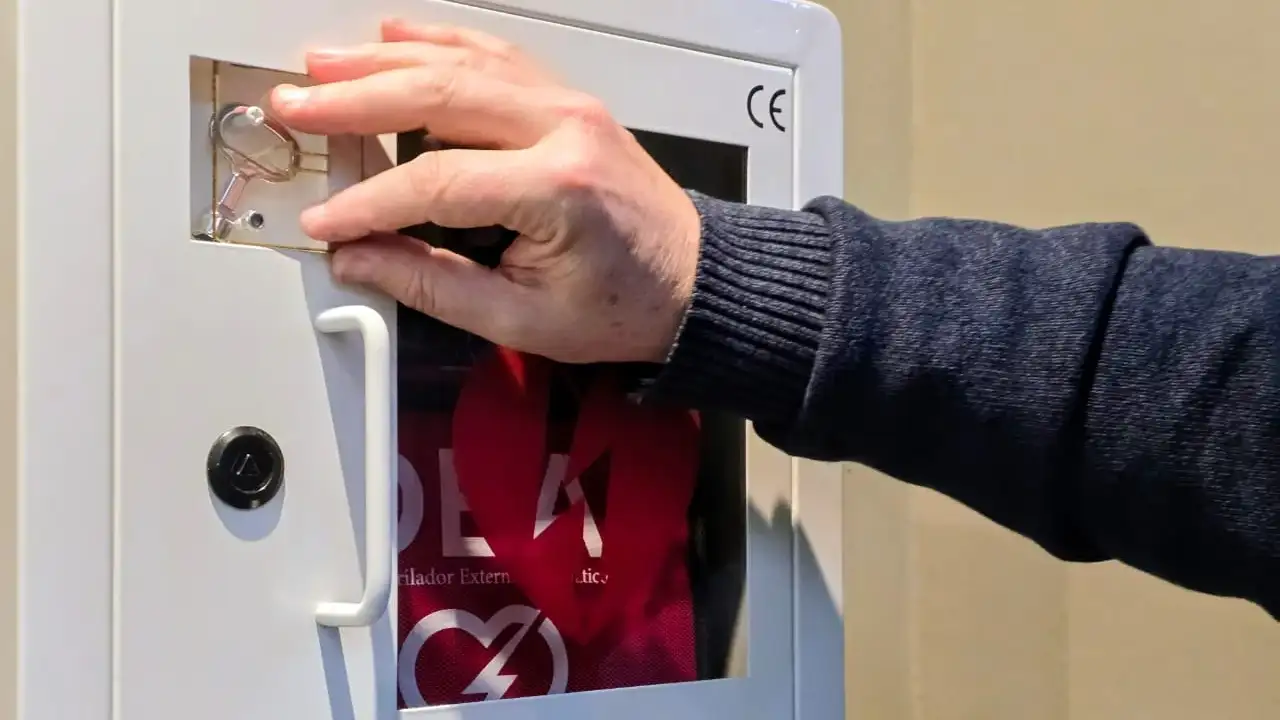El Teatro del Fuerte incorporó un desfibrilador externo automático donado por la Asociación Marcapasos de Tandil para mejorar la seguridad en emergencias cardíacas.