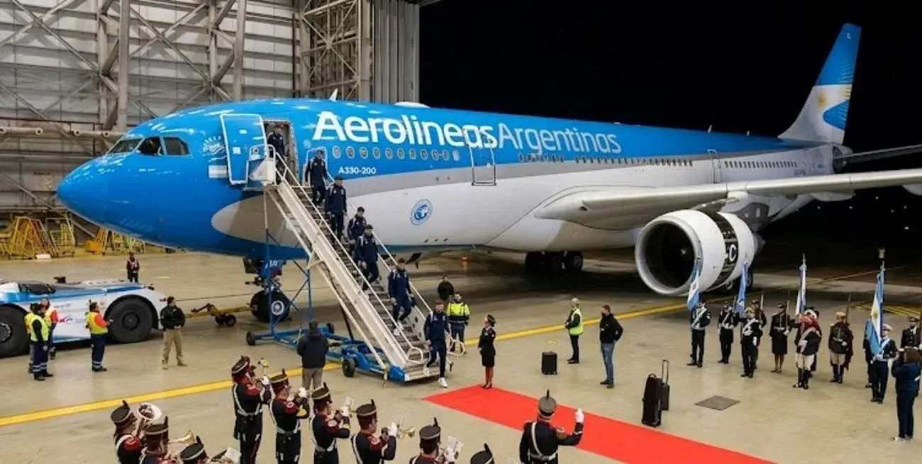 La Selección Argentina aterrizó en Ezeiza y fue recibida por miles de hinchas