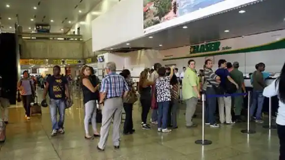 Laser ofrece alternativas para compensar a pasajeros afectados por suspensión de vuelos