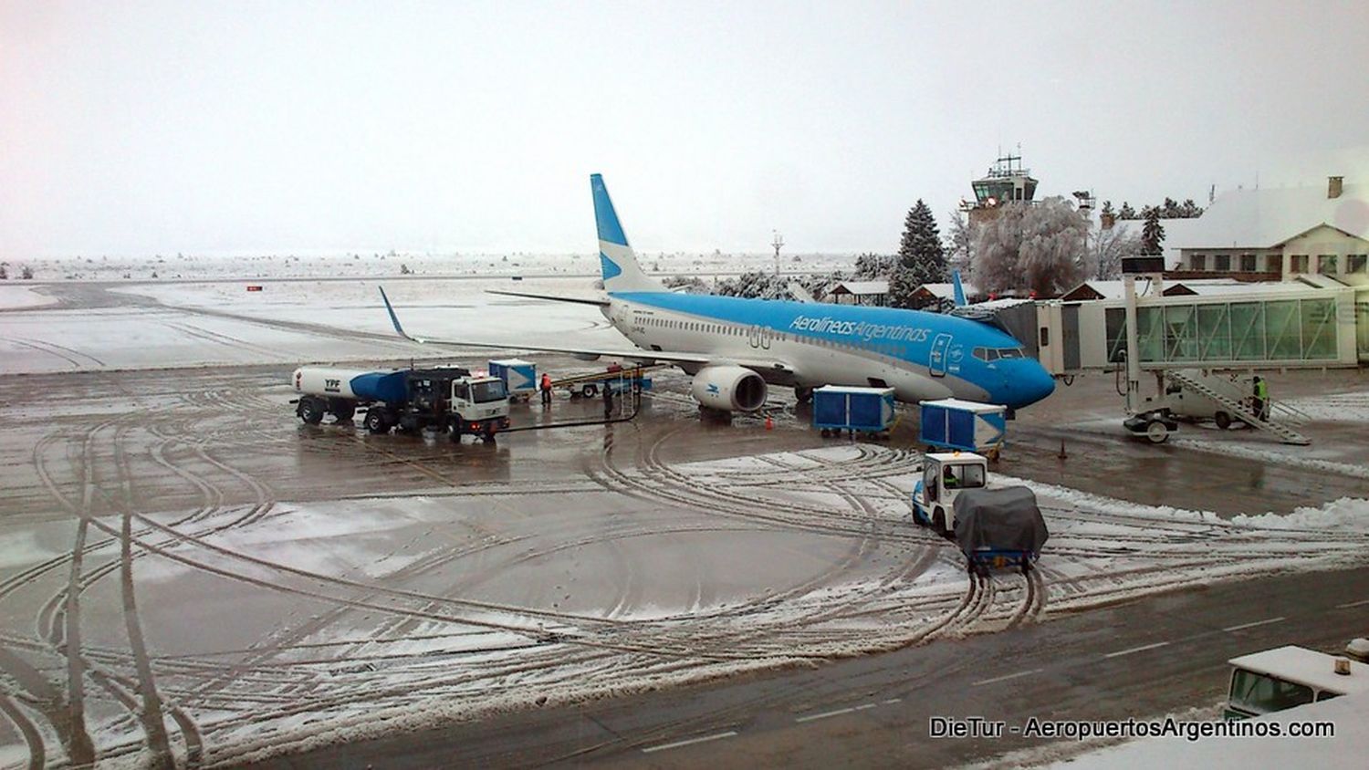 [Fotogalería] Viernes nevado en el aeropuerto de Bariloche