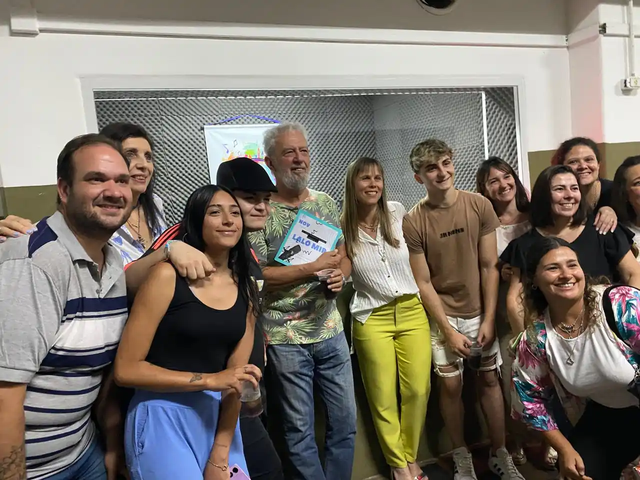Lalo Mir junto a Romina Pascual, directora de la Escuela Secundaria N°8, durante la inauguración de la radio "Nuestra Voz