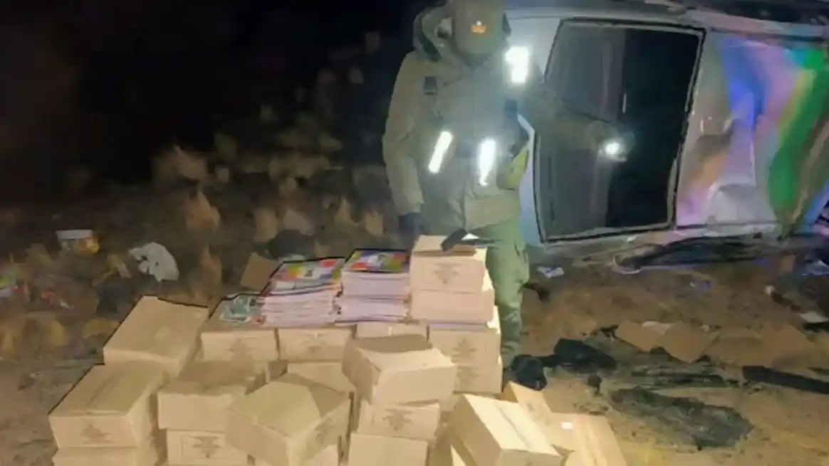 Volcó tras escapar de un control y descubrieron un contrabando de figuritas del Mundial 2026
