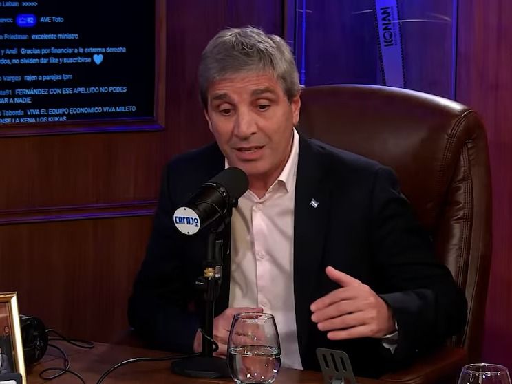 El ministro de Economía ratificó la estrategia cambiaria del Gobierno y sostuvo: “Vamos a vender hasta el último dólar en el techo de la banda”.