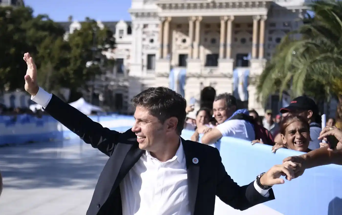 Axel Kicillof en plaza San Martín en La Plata.