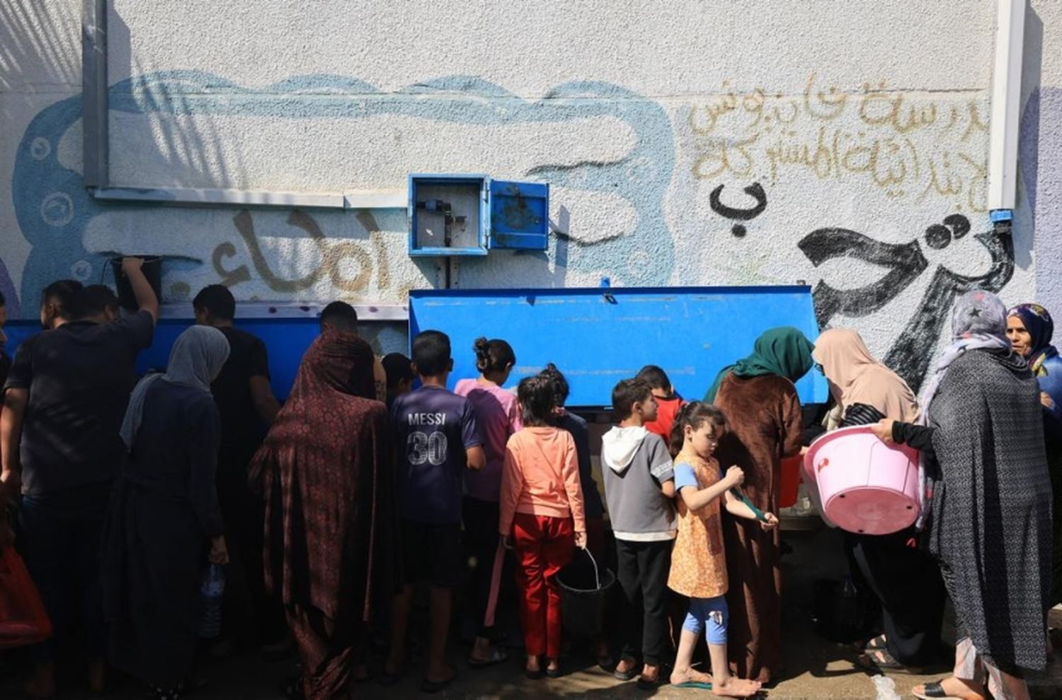 Gazatíes hambrientos saquearon camiones que llevaban agua y alimentos a la Franja