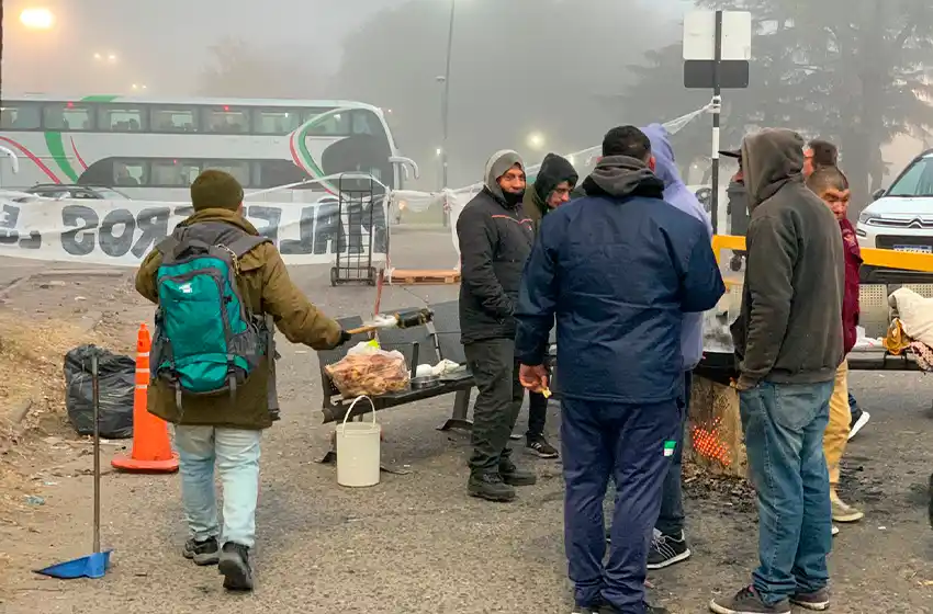 Continúa el conflicto: maleteros acamparon durante la noche en el ingreso de colectivos a la Terminal