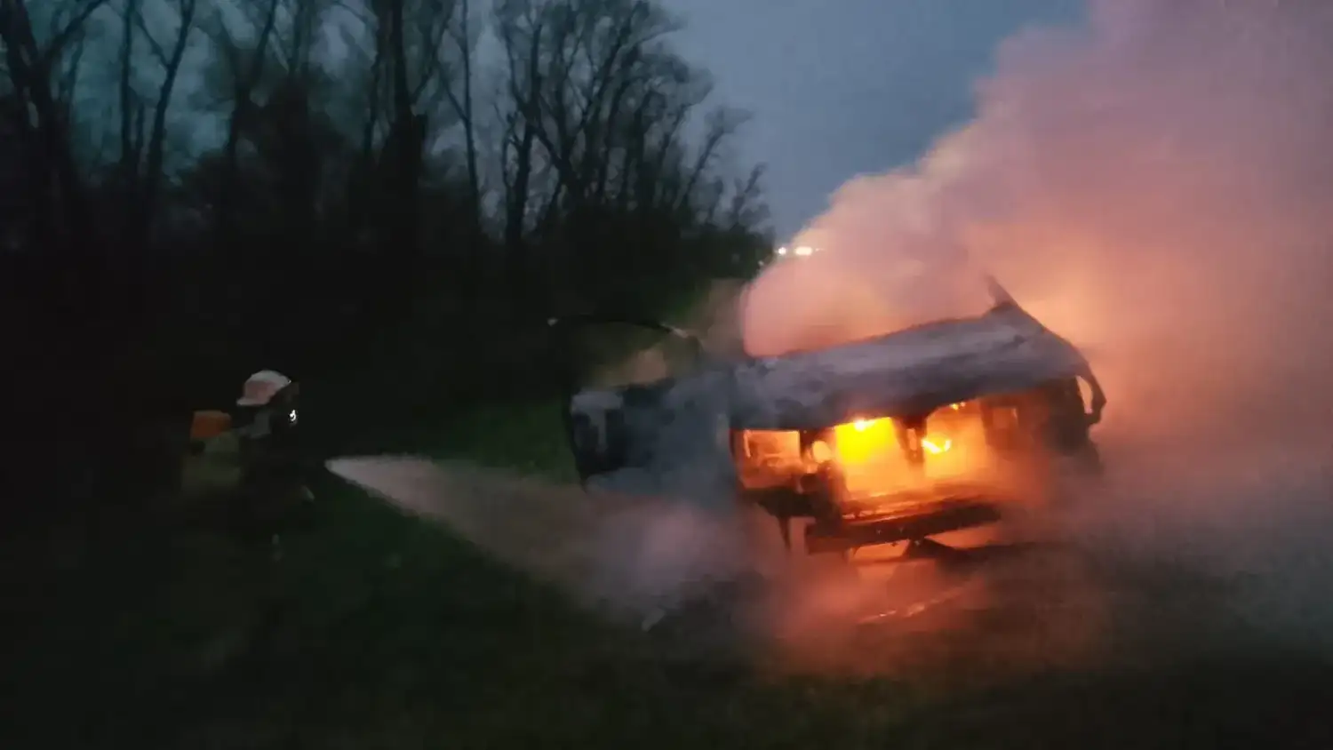 Un vehículo se incendió por completo en la Autovía 12 y su conductor resultó herido