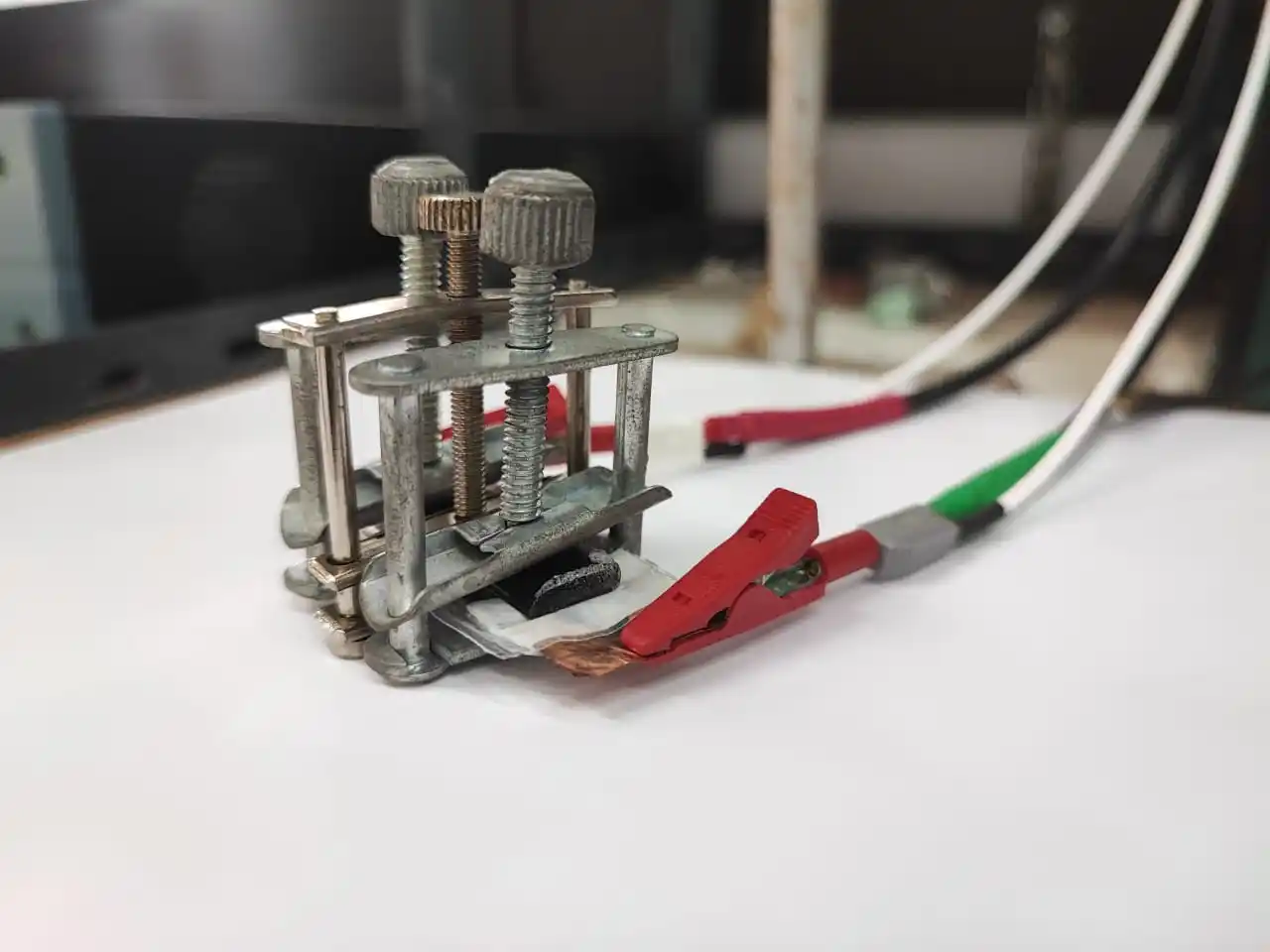 Los supercapacitores tienen la capacidad de regular y estabilizar a gran velocidad el suministro proveniente de fuentes renovables (solar, eólica, etc)