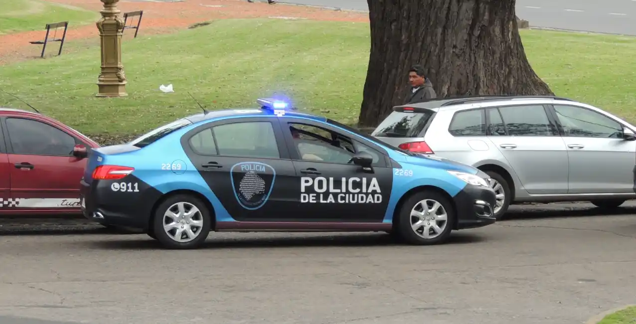 Buenos Aires: un policía se pegó un tiro en la cabeza en el baño de una estación de servicio
