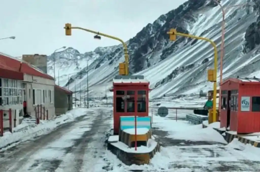 Por las fuertes nevadas, cerraron el paso fronterizo Cristo Redentor: cuándo se reabrirá
