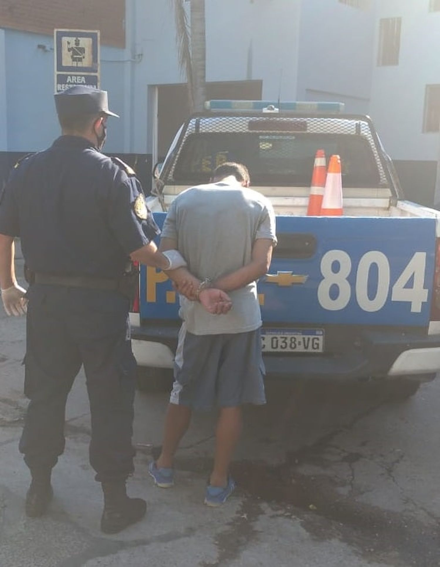 Apuñaló a un joven para robarle