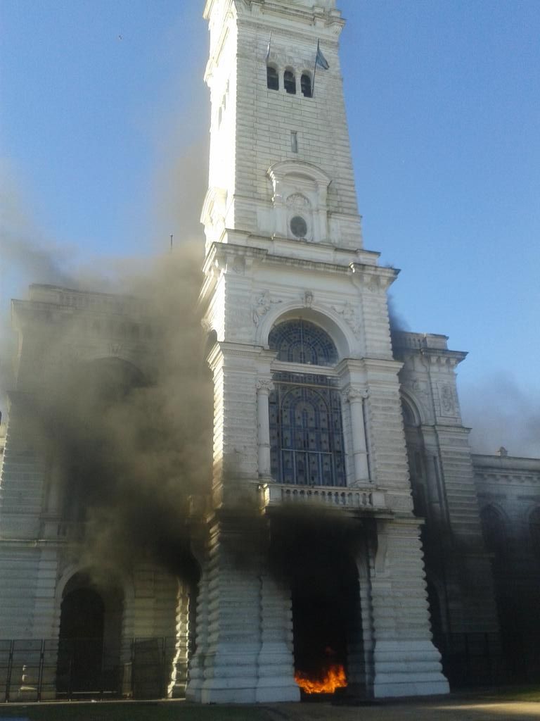 Video: Quemaron gomas en las puertas de la Municipalidad de La Plata