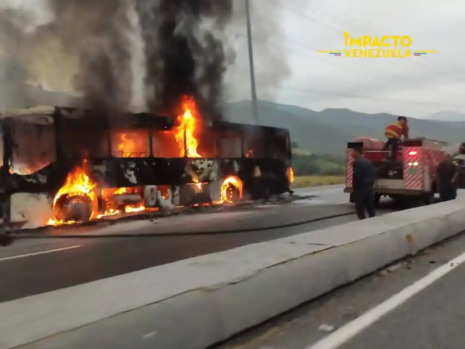 Se incendia autobús en la Caracas La Guaira este #10Mar